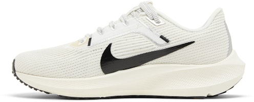 (W) Nike Air Zoom Pegasus 40 'Sail Black' Pria/Wanita Indonesia DV3854-104 Lookbook (W) Nike Air Zoom Pegasus 40 'Sail Black' Pria/Wanita Indonesia DV3854-104