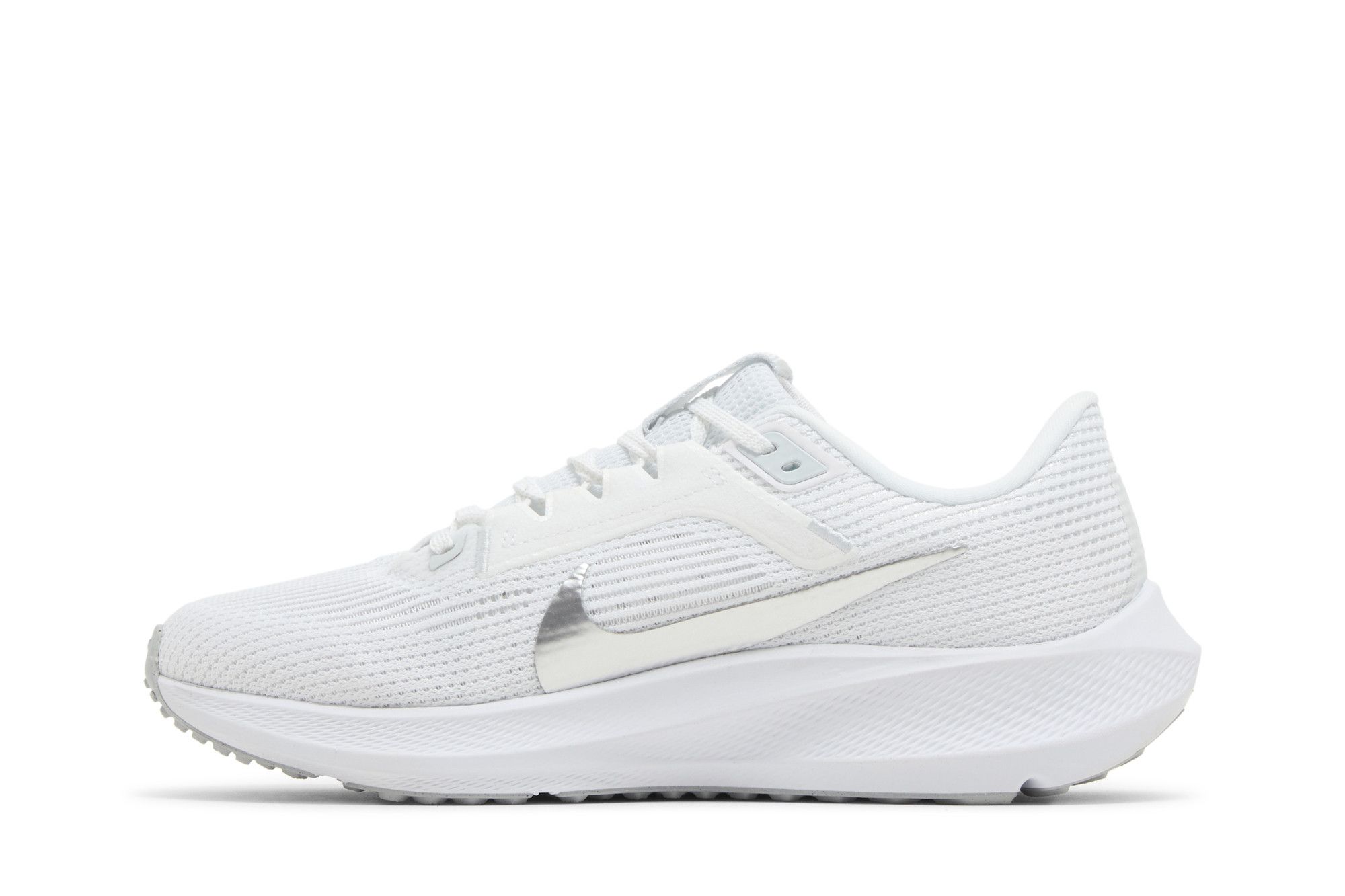 Lookbook (W) Nike Air Zoom Pegasus 40 ''Wit Metallic Zilver'' DV3854-101