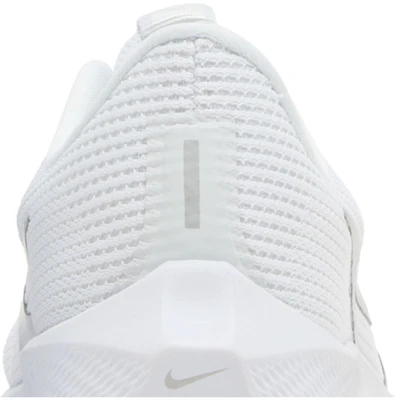 (W) Nike Air Zoom Pegasus 40 ''Wit Metallic Zilver'' DV3854-101 Sizing (W) Nike Air Zoom Pegasus 40 ''Wit Metallic Zilver'' DV3854-101