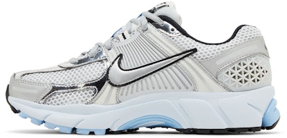 (W) Nike Air Zoom Vomero 5 'Plateado Metálico Azul Claro' HF1877-100 Lookbook (W) Nike Air Zoom Vomero 5 'Plateado Metálico Azul Claro' HF1877-100