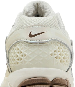 (W) ナイキ ズーム ヴォメロ 5 セイル ミンクブラウン ブラック IB8129-133 Sizing (W) ナイキ ズーム ヴォメロ 5 セイル ミンクブラウン ブラック IB8129-133