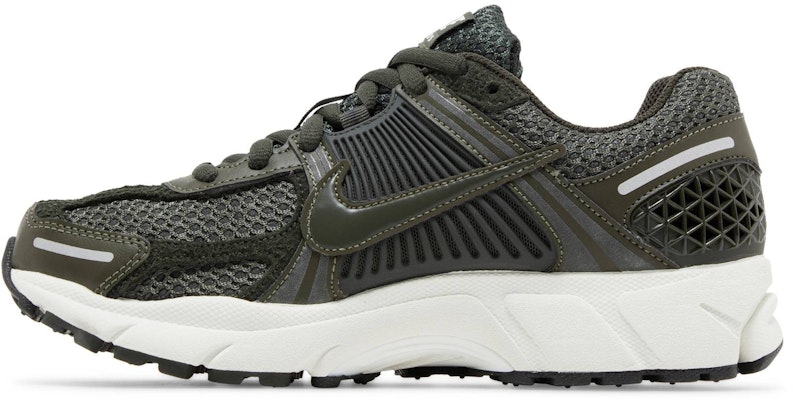 (W) 나이키 에어 줌 보메로 5 '세쿼이아' FQ8898-325 Lookbook (W) 나이키 에어 줌 보메로 5 '세쿼이아' FQ8898-325