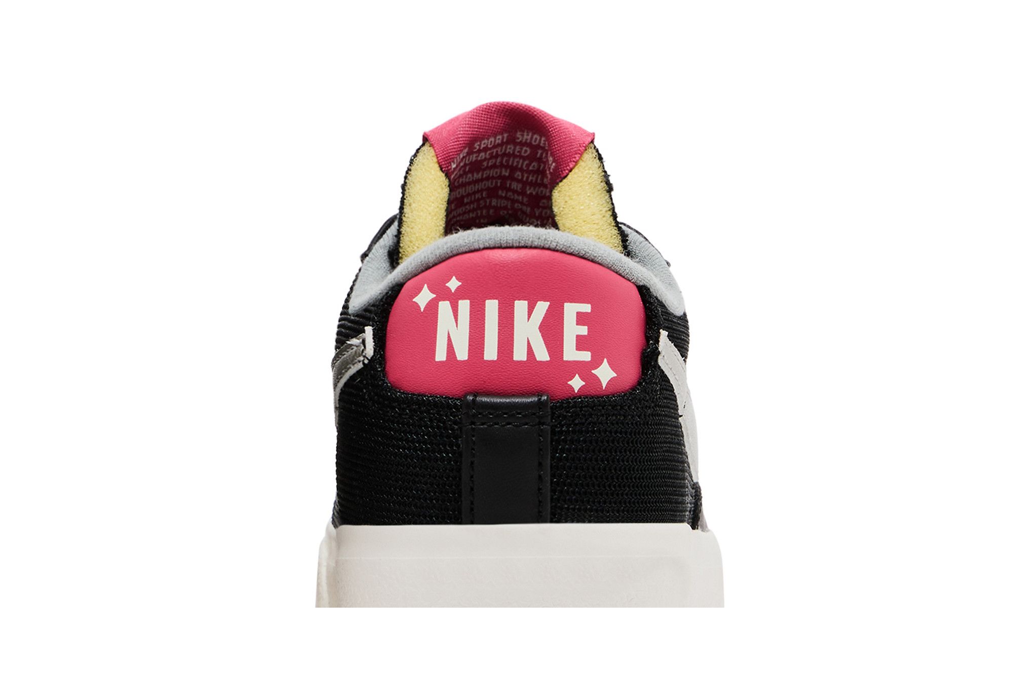 Sizing (W) Nike Blazer Low Platform ''Zwart Gypsy Rose'' DO2774-010