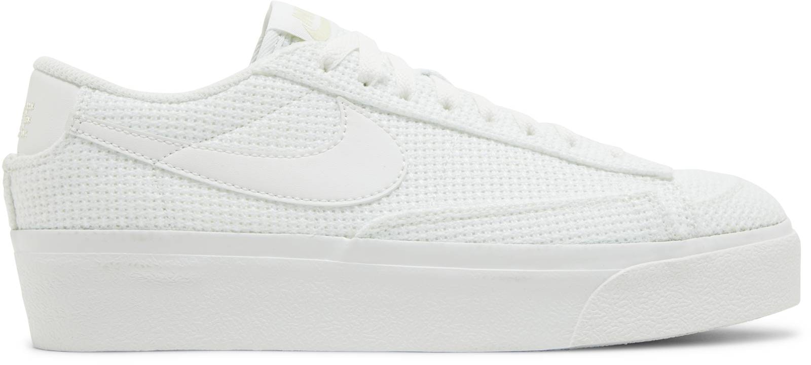 Blazer low essential sales sneaker white and black