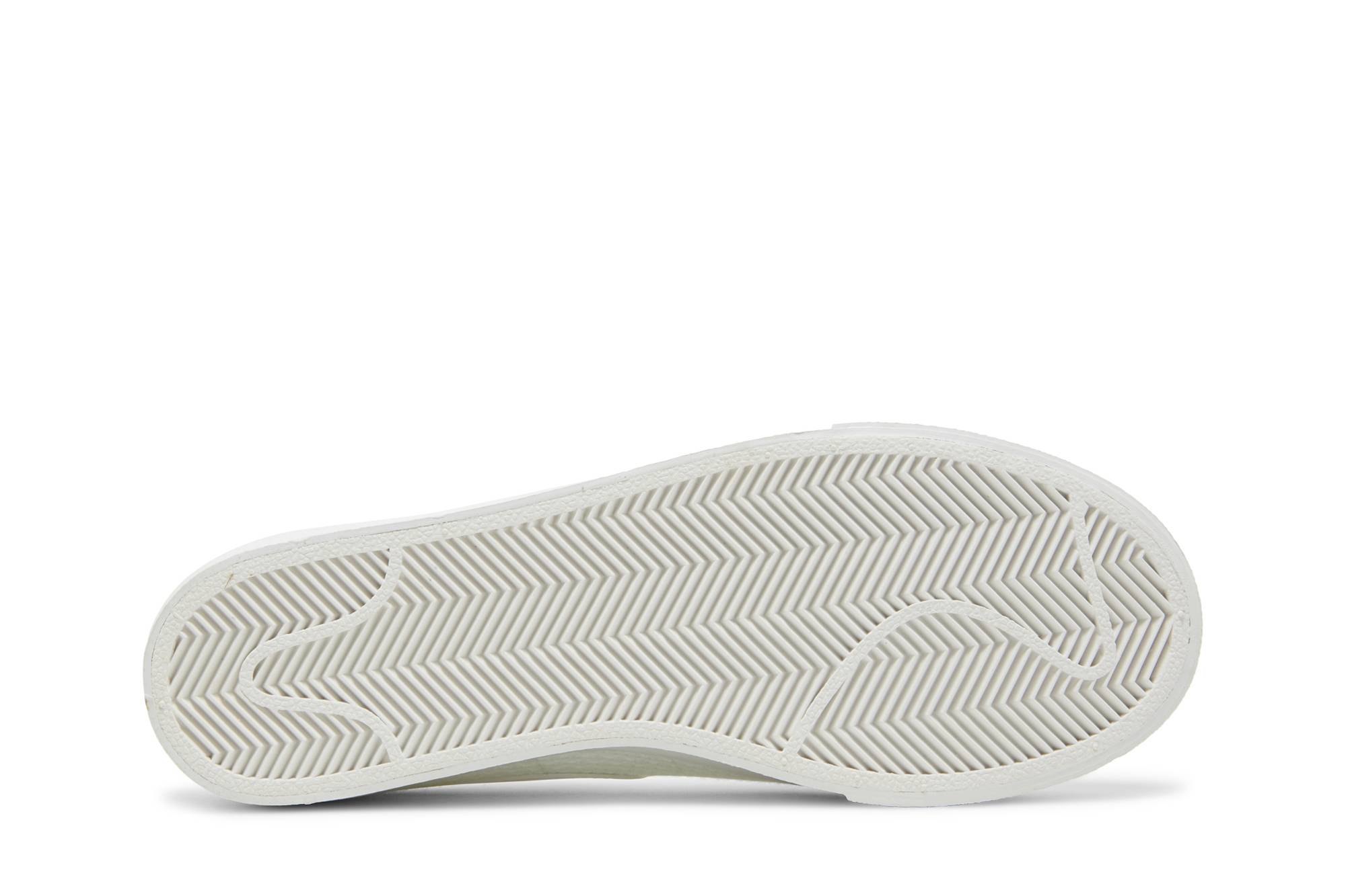 Shop （女性）Nike Blazer Low Platform Essential ‘Summit White Woven’ DN0744-100