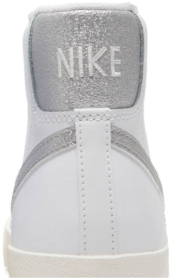 (女款)Nike Blazer Mid '77 Essential '白色金屬銀' DQ7574-100 Sizing (女款)Nike Blazer Mid '77 Essential '白色金屬銀' DQ7574-100