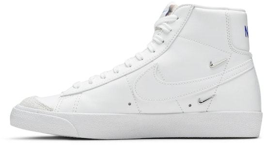 (W) Nike Blazer Mid '77 SE 'Sisterhood - Putih Perak Metalik' CZ4627-100 Lookbook (W) Nike Blazer Mid '77 SE 'Sisterhood - Putih Perak Metalik' CZ4627-100