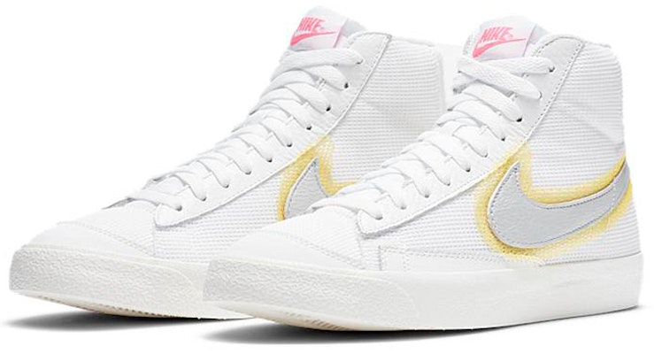 (W) Nike Blazer Mid Vintage '77 'Cotton Waffle - Putih Emas Universitas' CZ8105-100 Lookbook (W) Nike Blazer Mid Vintage '77 'Cotton Waffle - Putih Emas Universitas' CZ8105-100