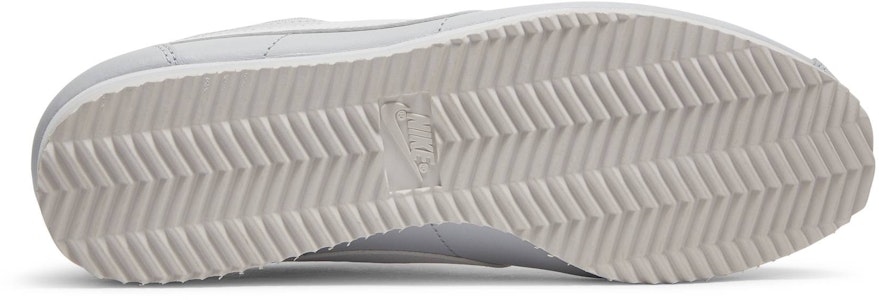 Nike Cortez 皮革復古休閒 低筒 跑步鞋 女款 足球灰 Shop Nike Cortez 皮革復古休閒 低筒 跑步鞋 女款 足球灰