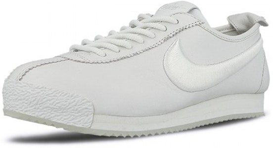 (W) Nike Cortez '72 Putih Polos 881205-100 Lookbook (W) Nike Cortez '72 Putih Polos 881205-100