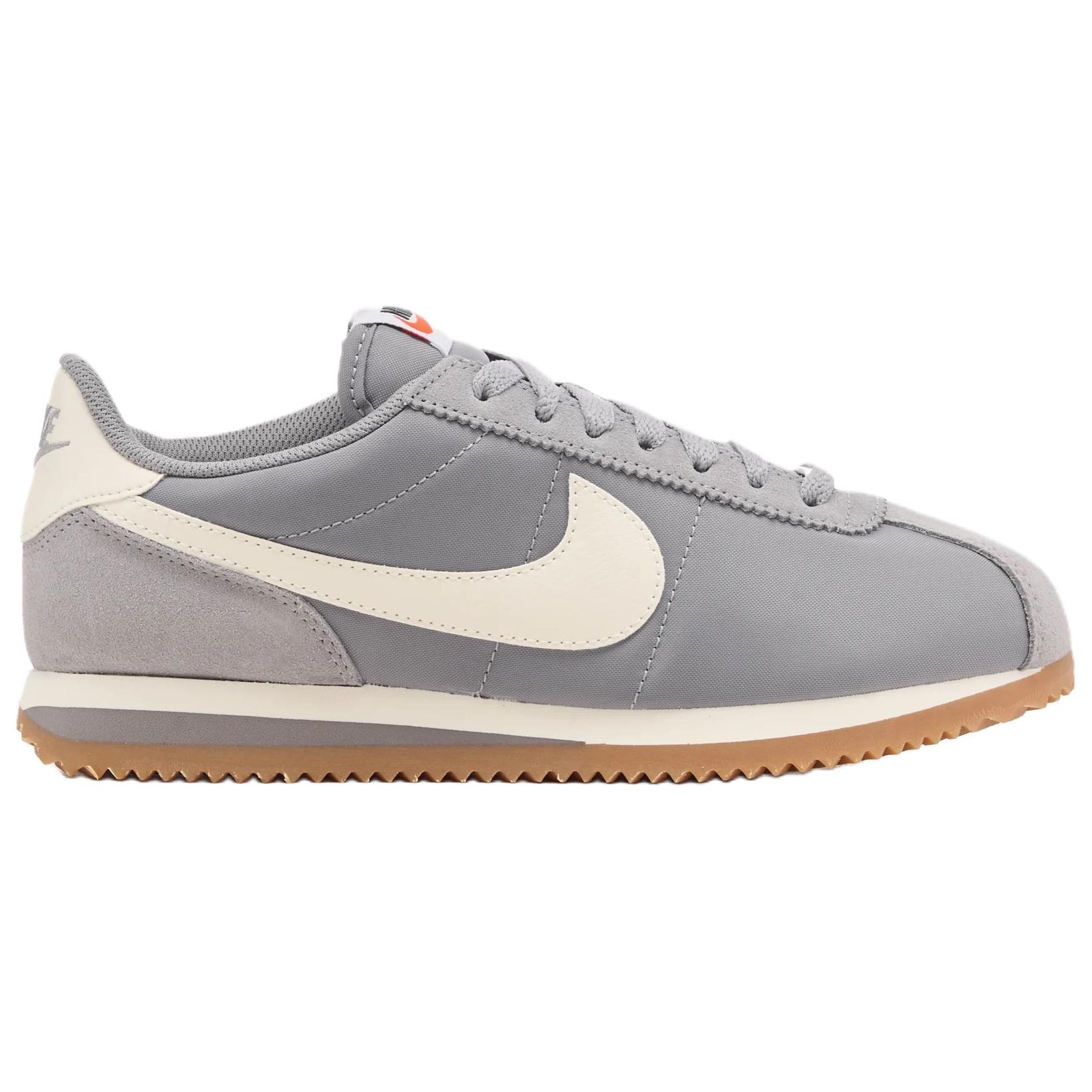 Order (W) ナイキ コルテッツ テキスタイル セメントグレー ガム ライトブラウン 安全オレンジ セイル DZ2795-005