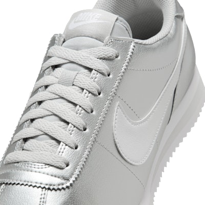 (W) Nike Cortez Perak Metalik/Kelabu Kabus/Putih IR0042-001 Sizing (W) Nike Cortez Perak Metalik/Kelabu Kabus/Putih IR0042-001