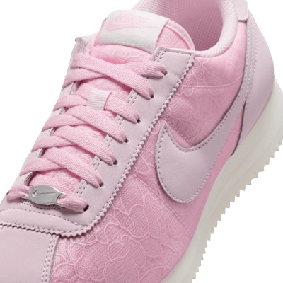(W) 耐克 Cortez 粉色泡沫花卉 女鞋 HM8286-600 Sizing (W) 耐克 Cortez 粉色泡沫花卉 女鞋 HM8286-600