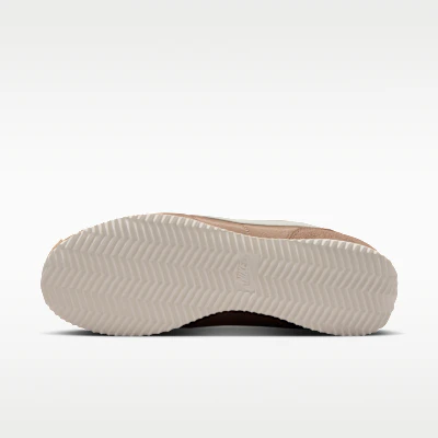 (W) Nike Cortez Textiel British Khaki/Zwart/Veiligheidsoranje/Sail DZ2795-205 Order (W) Nike Cortez Textiel British Khaki/Zwart/Veiligheidsoranje/Sail DZ2795-205