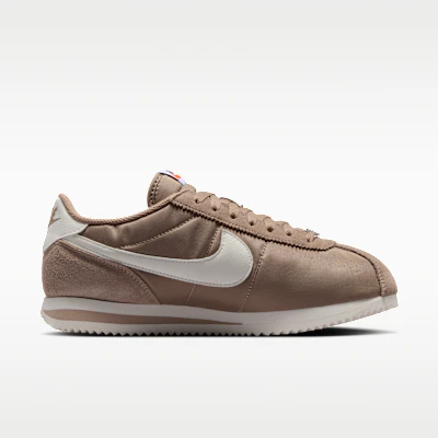 (W) Nike Cortez Textiel British Khaki/Zwart/Veiligheidsoranje/Sail DZ2795-205 Lookbook (W) Nike Cortez Textiel British Khaki/Zwart/Veiligheidsoranje/Sail DZ2795-205