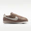 Lookbook (W) Nike Cortez Textiel British Khaki/Zwart/Veiligheidsoranje/Sail DZ2795-205