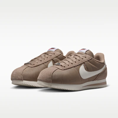 (W) Nike Cortez Textiel British Khaki/Zwart/Veiligheidsoranje/Sail DZ2795-205 Purchase (W) Nike Cortez Textiel British Khaki/Zwart/Veiligheidsoranje/Sail DZ2795-205