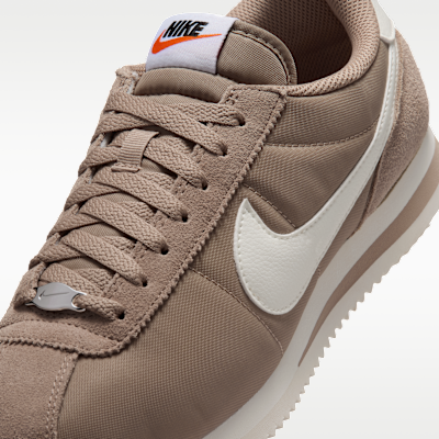 Sizing (W) Nike Cortez Textiel British Khaki/Zwart/Veiligheidsoranje/Sail DZ2795-205