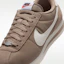 Sizing (W) Nike Cortez Textiel British Khaki/Zwart/Veiligheidsoranje/Sail DZ2795-205