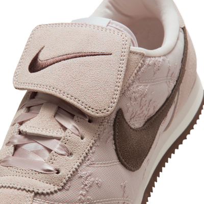 Sizing (W) Nike Cortez Textile Silt Red/Phantom/Coklat Muda IQ3624-667