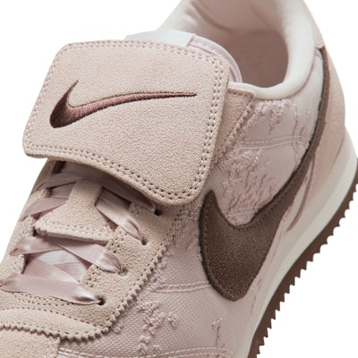 (W) Nike Cortez Textile Silt Red/Phantom/Coklat Muda IQ3624-667 Sizing (W) Nike Cortez Textile Silt Red/Phantom/Coklat Muda IQ3624-667