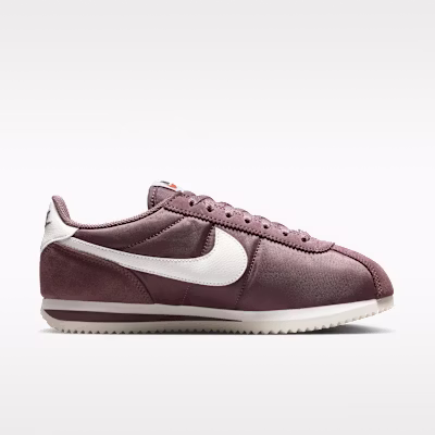 (W) Nike Cortez Textile Tattoo/Hitam/Orange Keselamatan/Sail DZ2795-502 Lookbook (W) Nike Cortez Textile Tattoo/Hitam/Orange Keselamatan/Sail DZ2795-502