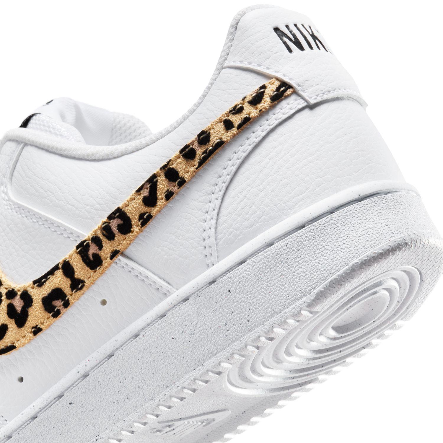 Sizing (W) Nike Court Vision Low SE Putih/Multi-Warna 100W Putih/Multi-Warna IM7646-100