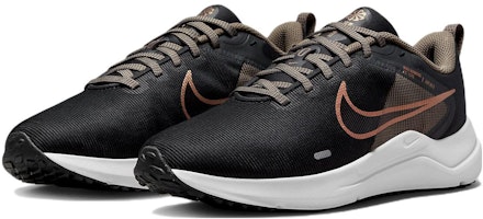 (W) Nike Downshifter 12 'Kelabu Asap Gelap Tembaga Metalik' DD9294-008 Lookbook (W) Nike Downshifter 12 'Kelabu Asap Gelap Tembaga Metalik' DD9294-008