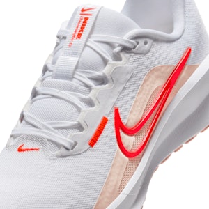 (W) Zapatillas Nike Downshifter 13 Blanco/Coral Lavado/Carmesí Brillante FD6476-105 Sizing (W) Zapatillas Nike Downshifter 13 Blanco/Coral Lavado/Carmesí Brillante FD6476-105