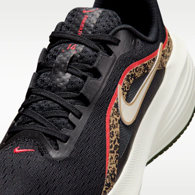 (W) Nike Downshifter 14 Zwart/Khaki/Rood/Sail IR0210-001 Sizing (W) Nike Downshifter 14 Zwart/Khaki/Rood/Sail IR0210-001
