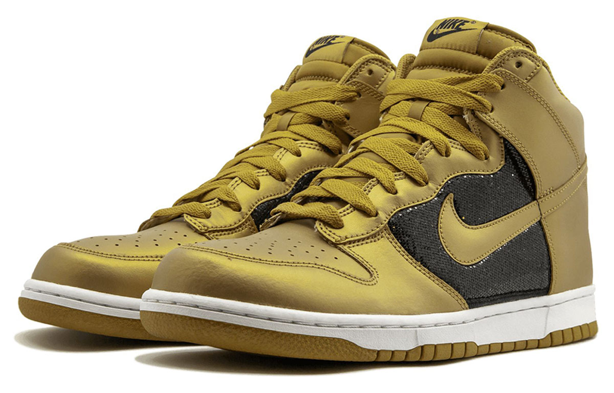 Shop （女性）Nike Dunk 高筒運動鞋「金屬金」325203-771