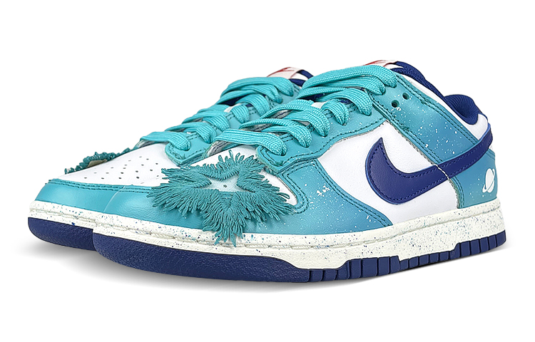 Shop 【定制球鞋】Nike Dunk Low 禮盒 水星記 潑墨 布貼 防滑耐磨 低幫 板鞋 女款 藍白