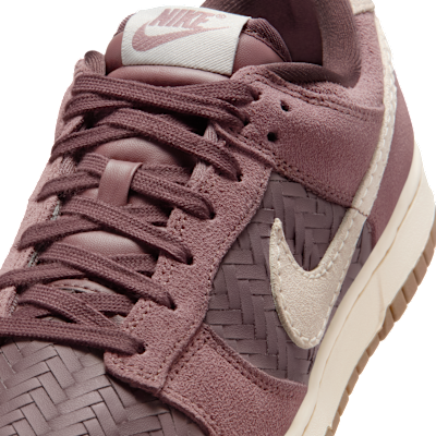 Sizing (W) ナイキ ダンク ロー プレミアム SE タトゥー/ダークブラウンソード/チョーク IB6161-500