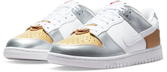 (W) Nike Dunk Low SE 'Putih Emas Metalik Perak' DH4403-700 Shop (W) Nike Dunk Low SE 'Putih Emas Metalik Perak' DH4403-700
