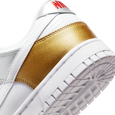 (Women) Nike Dunk Low SE 'White Metallic Gold Silver' DH4403-700 Sizing (Women) Nike Dunk Low SE 'White Metallic Gold Silver' DH4403-700
