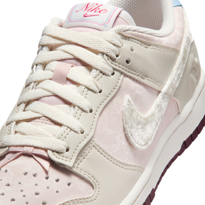 Sizing (W) ナイキ ダンク ロー シルトレッド/ライトボーン/バーガンディクラッシュ/セイル IQ1145-610