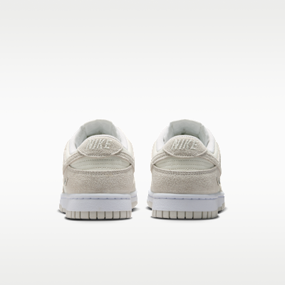 Details for (W) ナイキ ダンク ロー スウェード セール/ホワイト/メタリックシルバー/ベストグレー IO4244-105