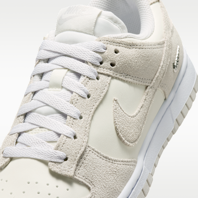 Sizing (W) ナイキ ダンク ロー スウェード セール/ホワイト/メタリックシルバー/ベストグレー IO4244-105