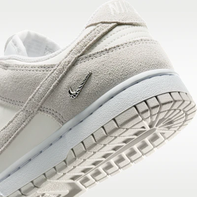 (W) ナイキ ダンク ロー スウェード セール/ホワイト/メタリックシルバー/ベストグレー IO4244-105 Cheap (W) ナイキ ダンク ロー スウェード セール/ホワイト/メタリックシルバー/ベストグレー IO4244-105