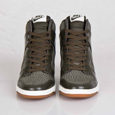 (W) Nike Dunk Sky Hi Essential 'Hijau' 644877-301 Lookbook (W) Nike Dunk Sky Hi Essential 'Hijau' 644877-301