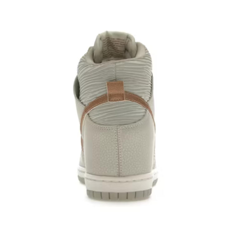 Lookbook (W) ナイキ ダンク スカイハイ "ライトボーン/メタリックレッドブロンズ" 528899-013