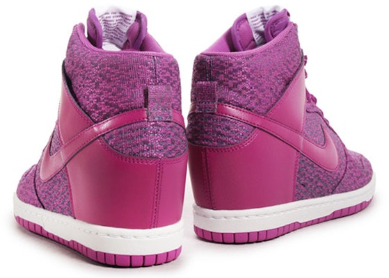 (W) Nike Dunk Sky High TXT 'Anggur Cerah' 644410-400 Lookbook (W) Nike Dunk Sky High TXT 'Anggur Cerah' 644410-400