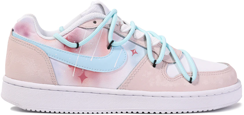 (W) Nike Ebernon Low ''Galaxy Dream Graffiti'' Scarpe da Ginnastica. AQ1779-100-466028 Lookbook (W) Nike Ebernon Low ''Galaxy Dream Graffiti'' Scarpe da Ginnastica. AQ1779-100-466028