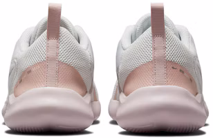 Shop Nike Flex Experience Run 10 透氣休閒 舒適緩震低筒跑步鞋 女款 米白色