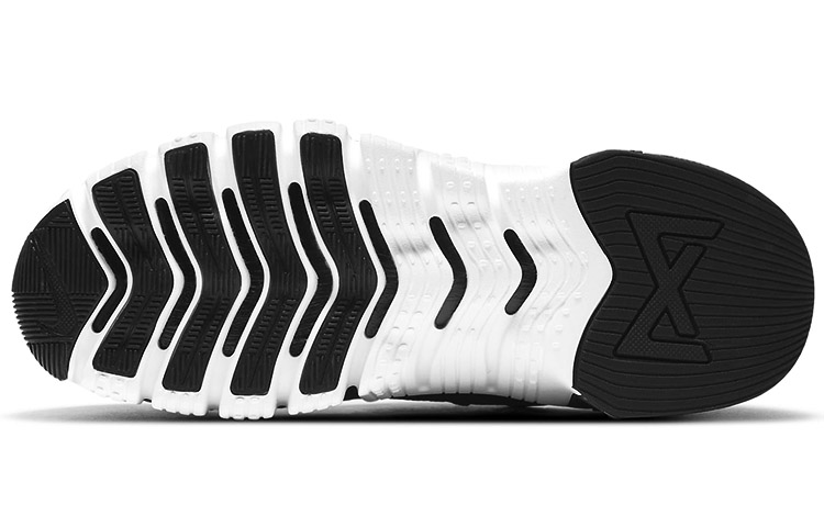 Sizing （女性）Nike Free Metcon 4「黑白」CZ0596-010