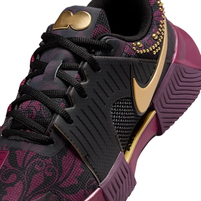 (Women) Nike GP Challenge 1 "Naomi Osaka" Bordeaux/Black/Metallic Gold HQ2553-601 Sizing (Women) Nike GP Challenge 1 "Naomi Osaka" Bordeaux/Black/Metallic Gold HQ2553-601