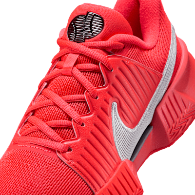 Sizing (W) Nike GP Challenge Pro Premium Merah Cerah/Perak Metalik HQ2609-600