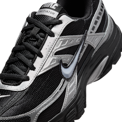 Sizing (W) 나이키 이니시에이터 블랙/메탈릭 실버/울프 그레이 IO7597-001