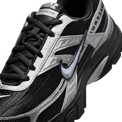 (W) ナイキ イニシエーター ブラック/ブラック/メタリックシルバー/ウルフグレー IO7597-001 Sizing (W) ナイキ イニシエーター ブラック/ブラック/メタリックシルバー/ウルフグレー IO7597-001