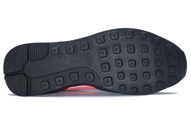 Shop Nike Internationalist “Black Crimson” 復古運動休閒鞋 女款 粉藍色